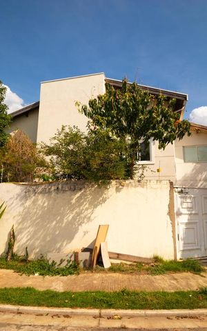 Casa à venda com 233m², 3 quartos e 3 vagasFachada