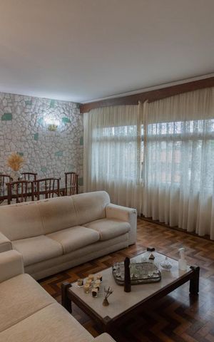 Casa à venda com 300m², 3 quartos e 2 vagas Casa à venda com 300m², 3 quartos e 2 vagasSala