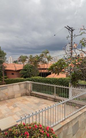 Casa à venda com 300m², 3 quartos e 2 vagas Casa à venda com 300m², 3 quartos e 2 vagasFachada