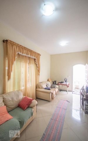 Casa para alugar com 160m², 2 quartos e 2 vagasSala