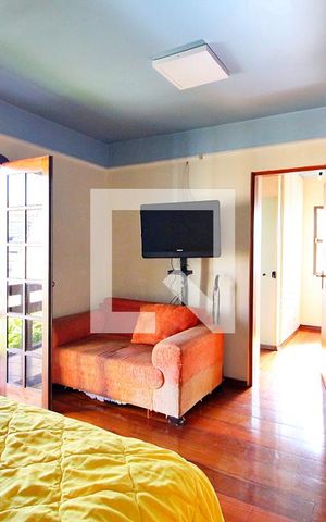 Casa à venda com 322m², 4 quartos e 4 vagasQuarto Suíte