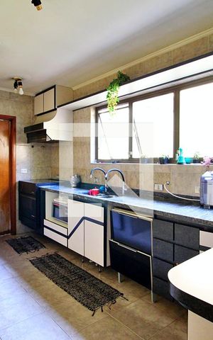 Casa à venda com 322m², 4 quartos e 4 vagasCozinha