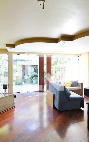 Casa à venda com 322m², 4 quartos e 4 vagasSala
