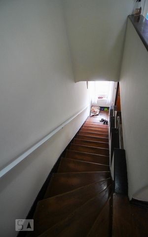 Casa de condomínio à venda com 340m², 4 quartos e 2 vagas Casa de condomínio à venda com 340m², 4 quartos e 2 vagasEscada