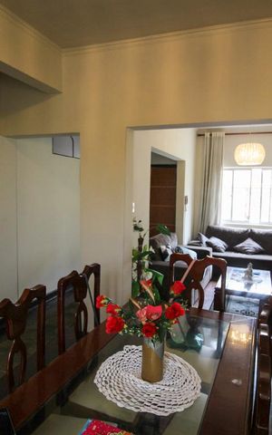 Casa de condomínio à venda com 340m², 4 quartos e 2 vagas Casa de condomínio à venda com 340m², 4 quartos e 2 vagasSala de Estar