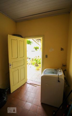 Casa de condomínio à venda com 340m², 4 quartos e 2 vagas Casa de condomínio à venda com 340m², 4 quartos e 2 vagasLavanderia