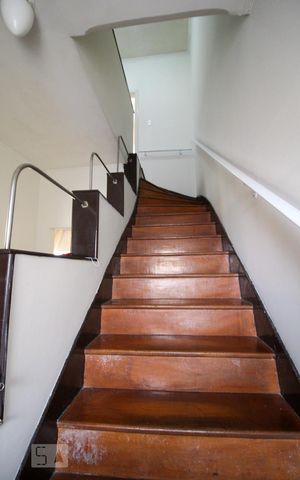 Casa de condomínio à venda com 340m², 4 quartos e 2 vagas Casa de condomínio à venda com 340m², 4 quartos e 2 vagasEscada
