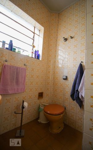 Casa de condomínio à venda com 340m², 4 quartos e 2 vagas Casa de condomínio à venda com 340m², 4 quartos e 2 vagasBanheiro