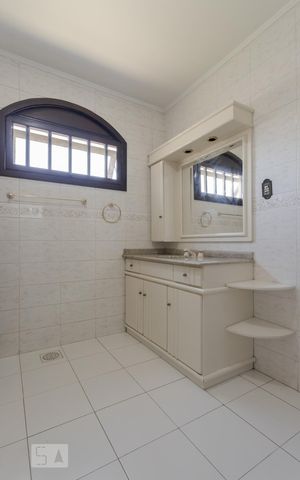 Casa à venda com 287m², 5 quartos e 3 vagas Casa à venda com 287m², 5 quartos e 3 vagasBanheiro Social