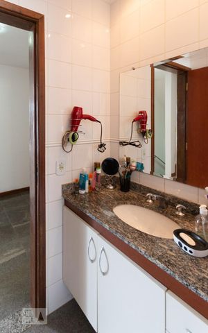 Casa de condomínio à venda com 256m², 4 quartos e 4 vagasBanheiro