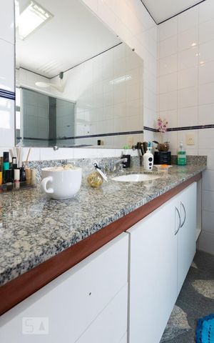 Casa de condomínio à venda com 256m², 4 quartos e 4 vagasBanheiro Suíte