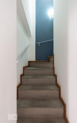 Casa de condomínio à venda com 256m², 4 quartos e 4 vagasEscada