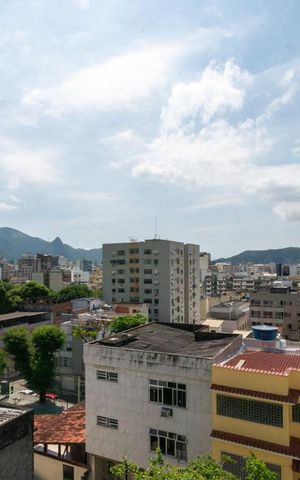Casa de condomínio à venda com 256m², 4 quartos e 4 vagasVista