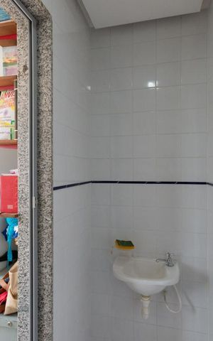 Casa de condomínio à venda com 256m², 4 quartos e 4 vagasBanheiro de Serviço