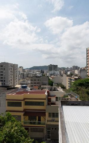 Casa de condomínio à venda com 256m², 4 quartos e 4 vagasVista