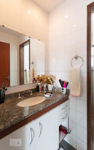 Casa de condomínio à venda com 256m², 4 quartos e 4 vagasBanheiro