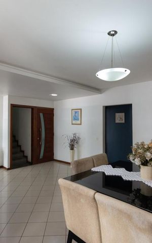 Casa de condomínio à venda com 256m², 4 quartos e 4 vagasSala