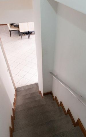 Casa de condomínio à venda com 256m², 4 quartos e 4 vagasEscada