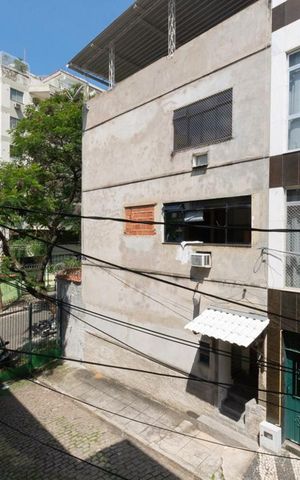 Casa de condomínio à venda com 256m², 4 quartos e 4 vagasVista