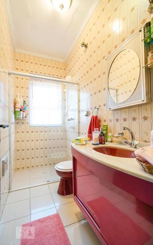 Casa à venda com 365m², 3 quartos e 2 vagas Casa à venda com 365m², 3 quartos e 2 vagasBanheiro social