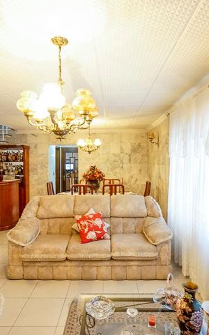 Casa à venda com 365m², 3 quartos e 2 vagas Casa à venda com 365m², 3 quartos e 2 vagasSala