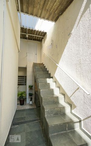 Casa à venda com 365m², 3 quartos e 2 vagas Casa à venda com 365m², 3 quartos e 2 vagasEscada quintal salão