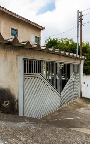 Casa à venda com 200m², 3 quartos e sem vaga Casa à venda com 200m², 3 quartos e sem vagaFachada