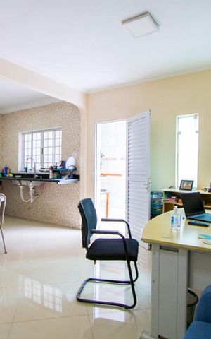 Casa à venda com 200m², 3 quartos e sem vaga Casa à venda com 200m², 3 quartos e sem vagaBanheiro social