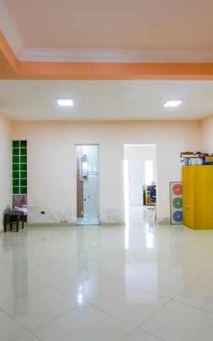 Casa à venda com 200m², 3 quartos e sem vaga Casa à venda com 200m², 3 quartos e sem vagaSala