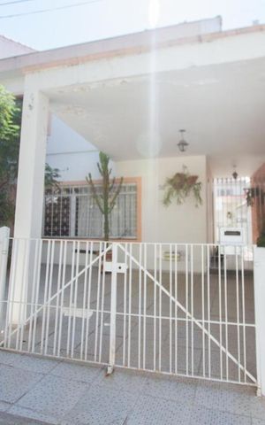 Casa à venda com 192m², 3 quartos e 2 vagasFachada