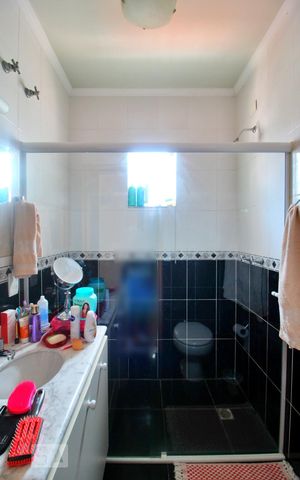 Casa à venda com 256m², 3 quartos e 5 vagasBanheiro da Suíte 2