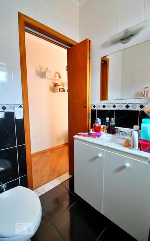 Casa à venda com 256m², 3 quartos e 5 vagasBanheiro da Suíte 2