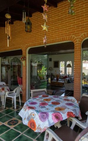 Casa à venda com 400m², 4 quartos e 4 vagas Casa à venda com 400m², 4 quartos e 4 vagasvaranda