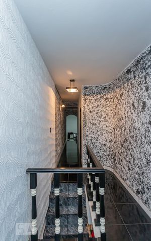 Casa à venda com 350m², 4 quartos e 3 vagas Casa à venda com 350m², 4 quartos e 3 vagasCorredor