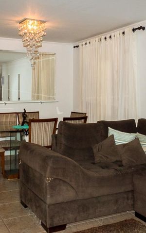 Casa à venda com 110m², 3 quartos e 2 vagas Casa à venda com 110m², 3 quartos e 2 vagasSala