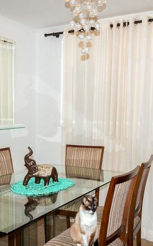 Casa à venda com 110m², 3 quartos e 2 vagas Casa à venda com 110m², 3 quartos e 2 vagasSala