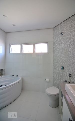 Casa à venda com 340m², 3 quartos e 4 vagasBanheiro da Suíte 1