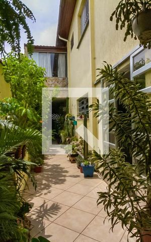 Casa à venda com 285m², 4 quartos e 3 vagas Casa à venda com 285m², 4 quartos e 3 vagasQuintal