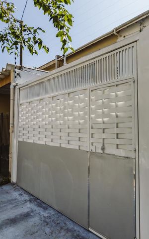 Casa à venda com 150m², 2 quartos e 1 vaga Casa à venda com 150m², 2 quartos e 1 vagaFachada