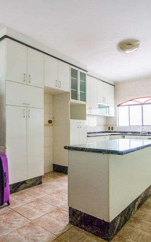 Casa à venda com 245m², 4 quartos e 2 vagas Casa à venda com 245m², 4 quartos e 2 vagasCozinha