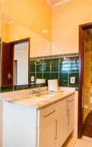 Casa à venda com 245m², 4 quartos e 2 vagas Casa à venda com 245m², 4 quartos e 2 vagasBanheiro do quarto 1