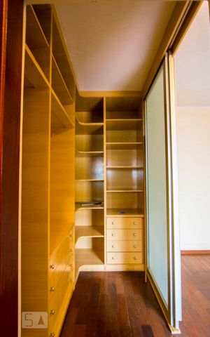 Casa à venda com 245m², 4 quartos e 2 vagas Casa à venda com 245m², 4 quartos e 2 vagasCloset do quarto 1