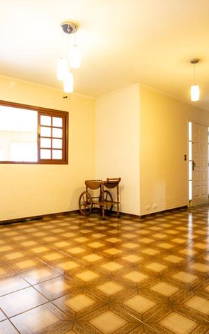 Casa à venda com 150m², 3 quartos e 3 vagas Casa à venda com 150m², 3 quartos e 3 vagasSala