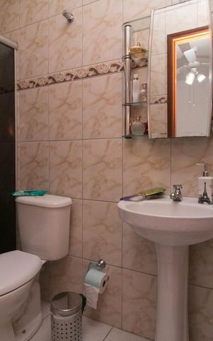 Casa de condomínio à venda com 65m², 2 quartos e 1 vaga Casa de condomínio à venda com 65m², 2 quartos e 1 vagaBanheiro Suite 1