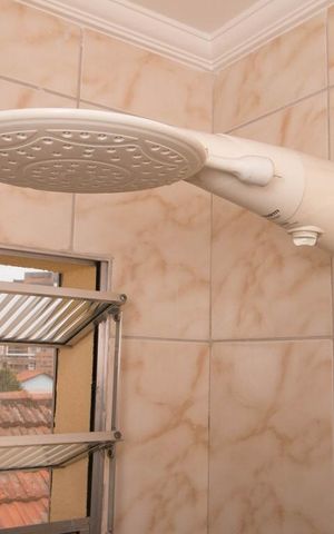 Casa de condomínio à venda com 65m², 2 quartos e 1 vaga Casa de condomínio à venda com 65m², 2 quartos e 1 vagaDetalhe Banheiro Suite 1