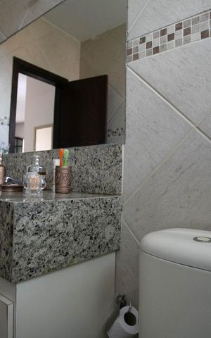 Casa à venda com 378m², 4 quartos e 5 vagas Casa à venda com 378m², 4 quartos e 5 vagasBanheiro da Suíte 2