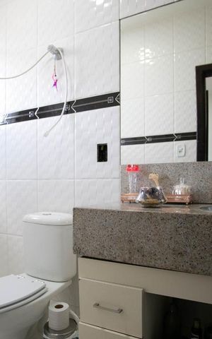 Casa à venda com 378m², 4 quartos e 5 vagas Casa à venda com 378m², 4 quartos e 5 vagasBanheiro da Suíte 1