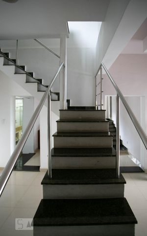 Casa à venda com 378m², 4 quartos e 5 vagas Casa à venda com 378m², 4 quartos e 5 vagasEscada