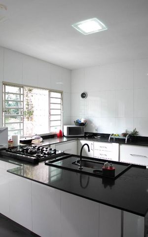 Casa à venda com 378m², 4 quartos e 5 vagas Casa à venda com 378m², 4 quartos e 5 vagasCozinha