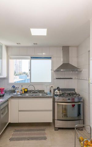 Apartamento à venda com 156m², 3 quartos e 3 vagas Apartamento à venda com 156m², 3 quartos e 3 vagasCozinha
